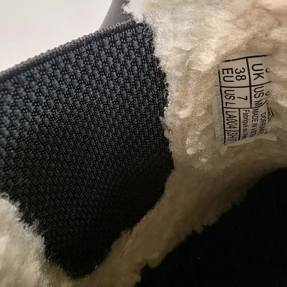 EUC Dr. Martens Black Leather Chelsea Ankle Boots with Shearling Trim